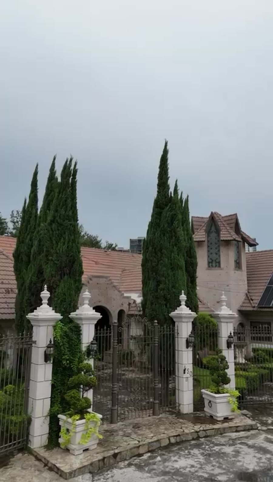 Fachada de Casa Carrizalejo con cipreses y portón, San Pedro Garza García