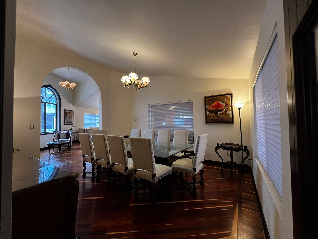 Comedor formal con duela de madera