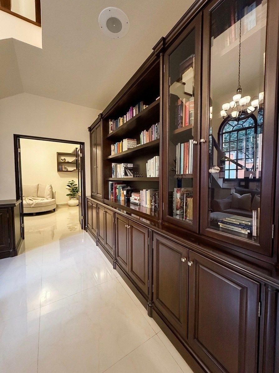 Estudio con biblioteca de madera