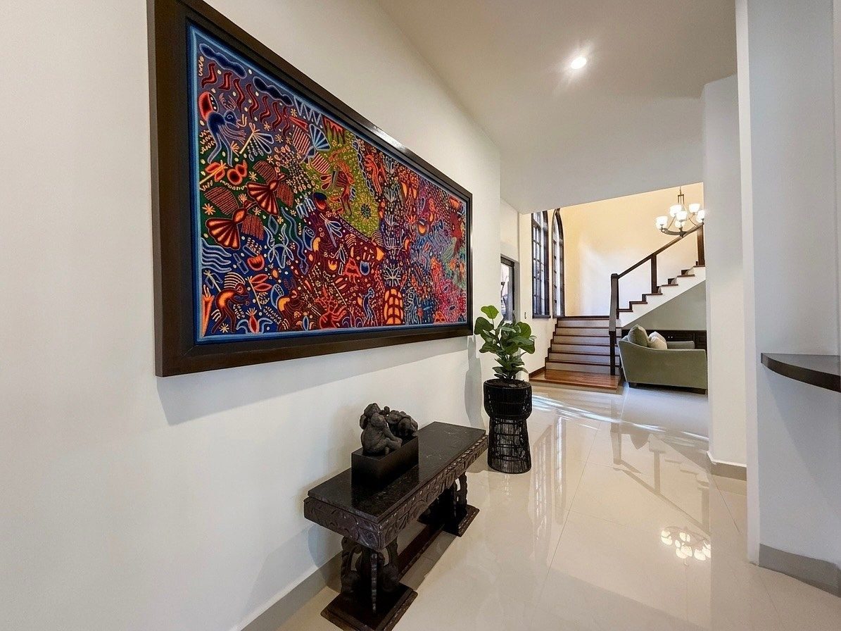 Recibidor amplio con arte huichol y piso italiano