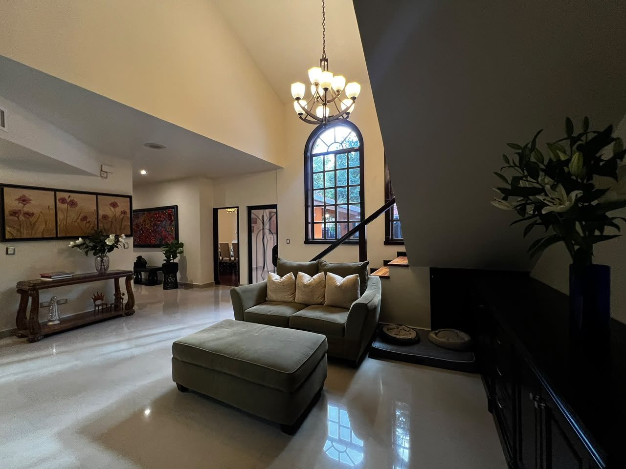 Doble sala de doble altura con ventanales arqueados