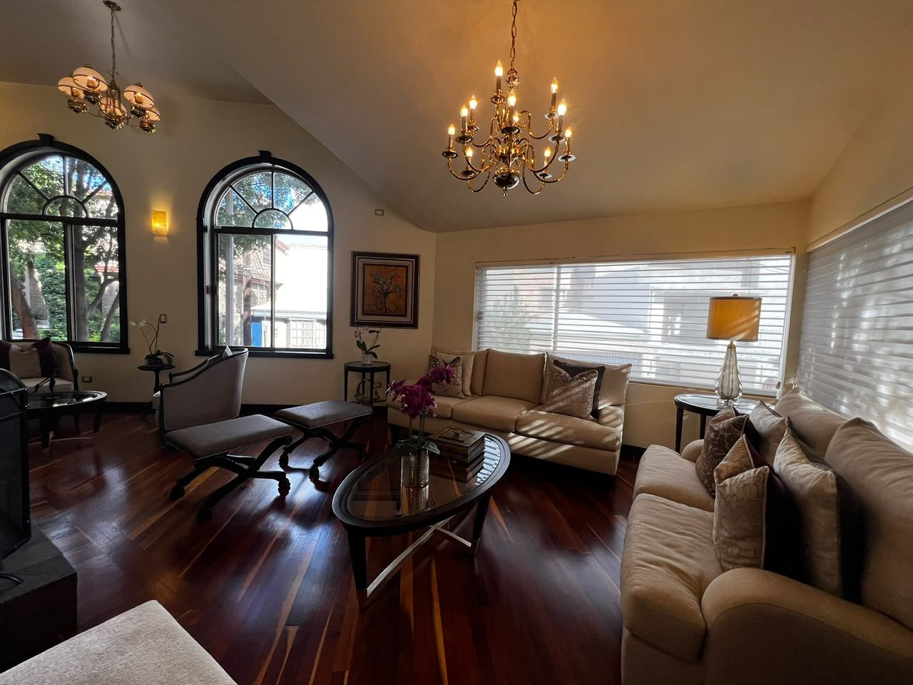 Sala principal con candiles y ventanales arqueados