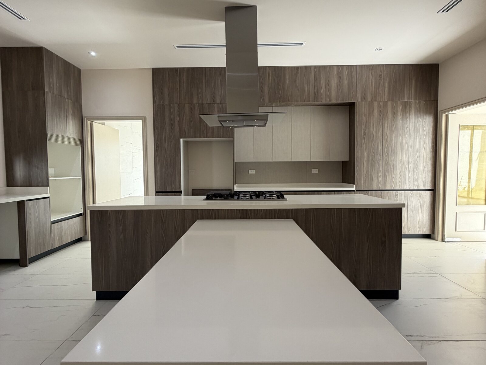 Cocina equipada con cubiertas de cuarzo