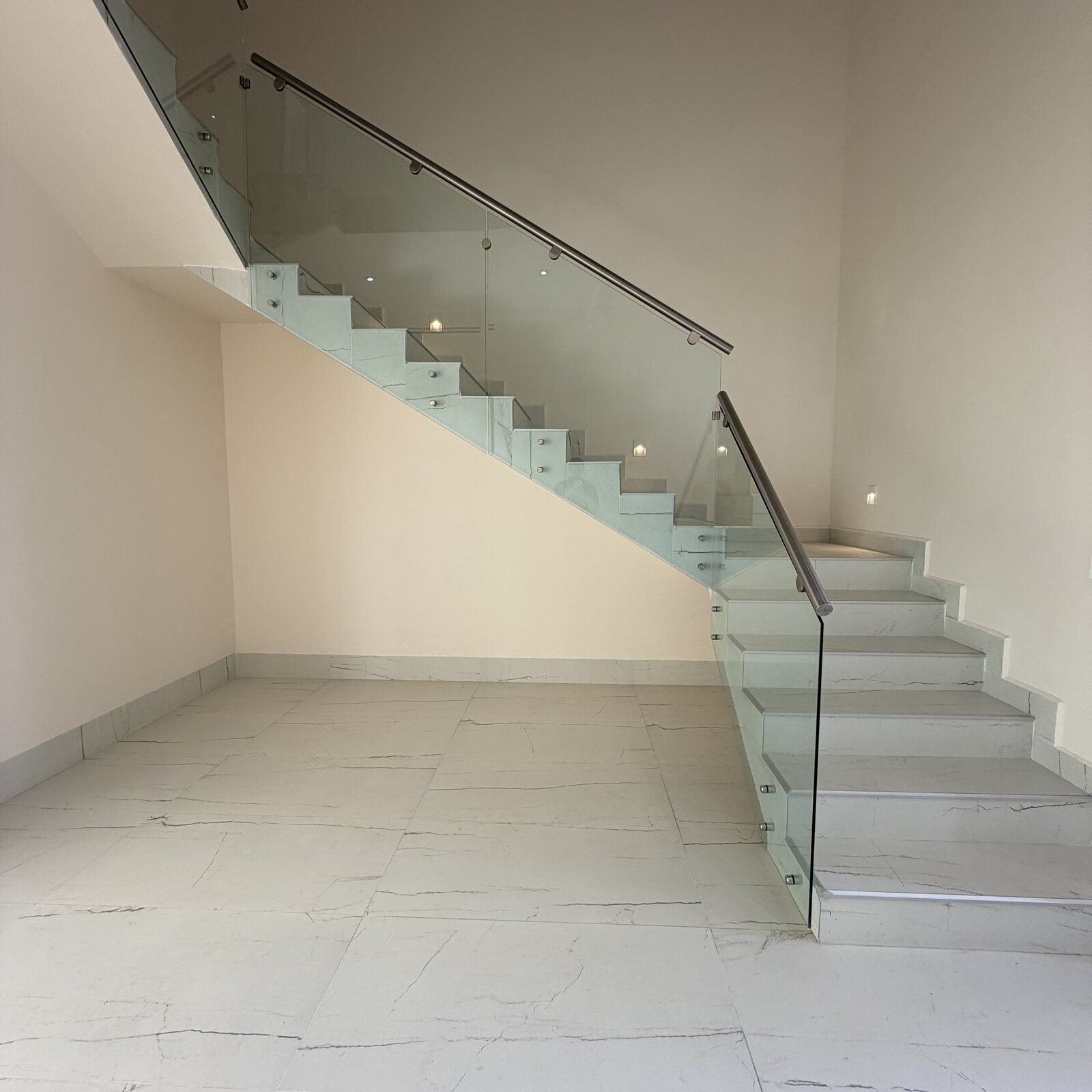 Escalera junto al hueco de doble altura