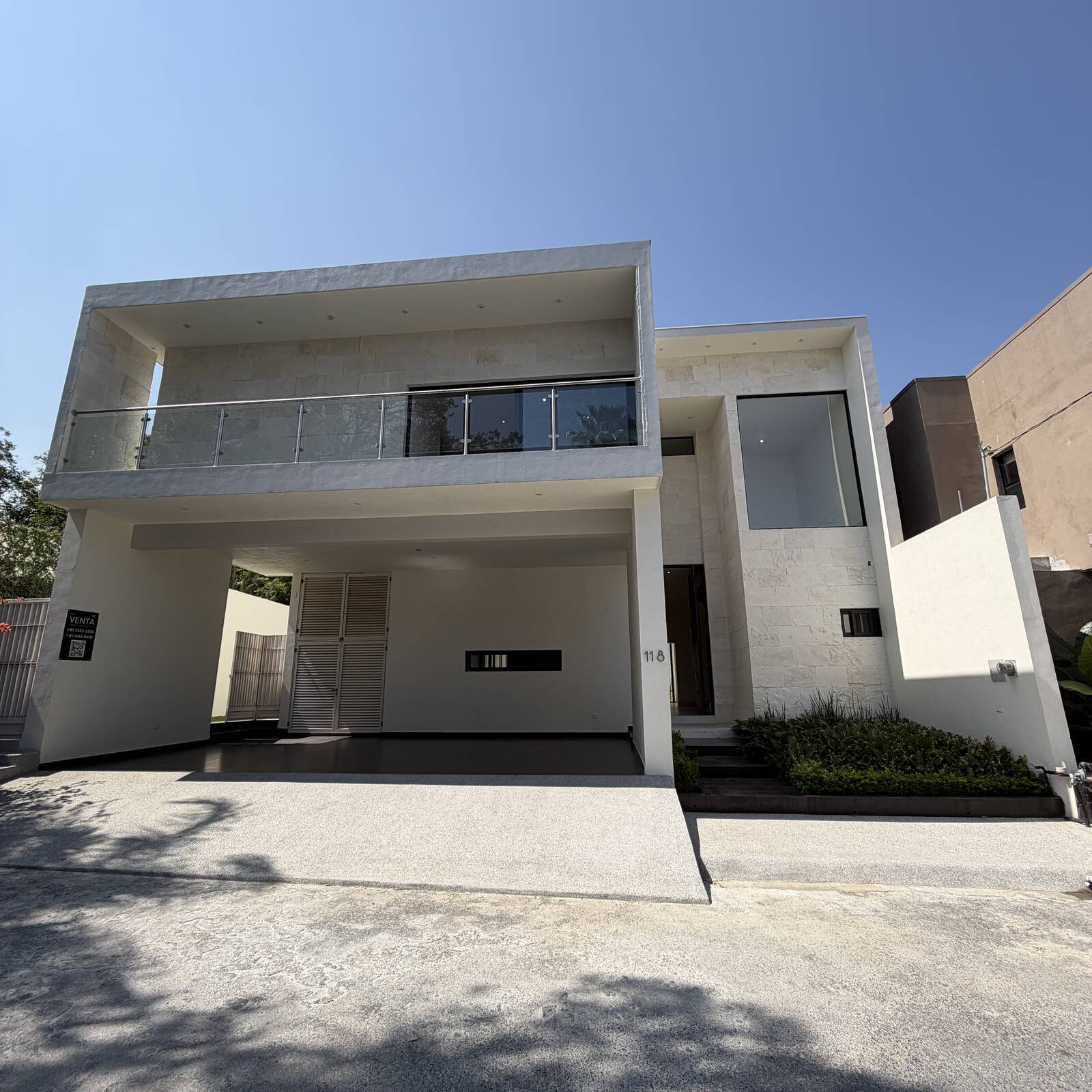 Fachada de la casa desde la calle sin salida